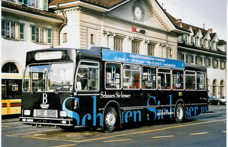 (052'007) - STI Thun - Nr. 27/BE 419'027 - Volvo/R&J (ex SAT Thun Nr. 27) am 9. Februar 2002 beim Bahnhof Thun