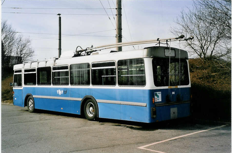 (052'030) - TPF Fribourg - Nr. 342 - Volvo/Hess Trolleybus (ex TF Fribourg Nr. 42) am 17. Februar 2002 in Fribourg, Garage