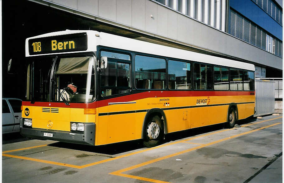 (052'123) - PTT-Regie - P 25'366 - Mercedes/R&J am 17. Februar 2002 in Bern, Postautostation
