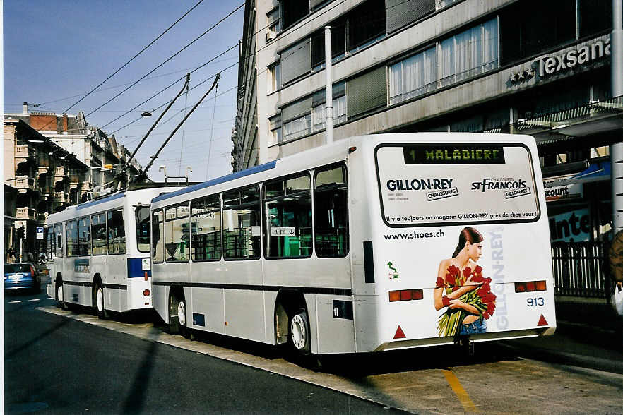 (052'224) - TL Lausanne - Nr. 913 - Lanz+Marti/Hess Personenanhnger am 17. Mrz 2002 beim Bahnhof Lausanne