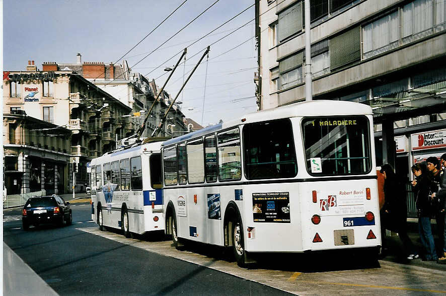 (052'235) - TL Lausanne - Nr. 961 - Rochat/Lauber Personenanhnger am 17. Mrz 2002 beim Bahnhof Lausanne