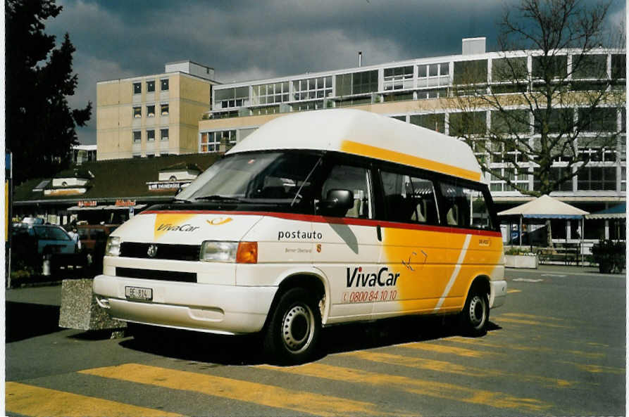 (052'613) - VivaCar, Thun - BE 814 - VW am 24. Mrz 2002 beim Bahnhof Thun