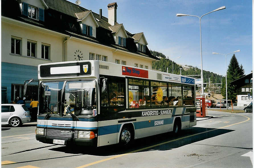 (052'710) - Stockbahn, Kandersteg - BE 286'064 - Neoplan (ex AAGI Interlaken Nr. 35) am 1. April 2002 beim Bahnhof Kandersteg