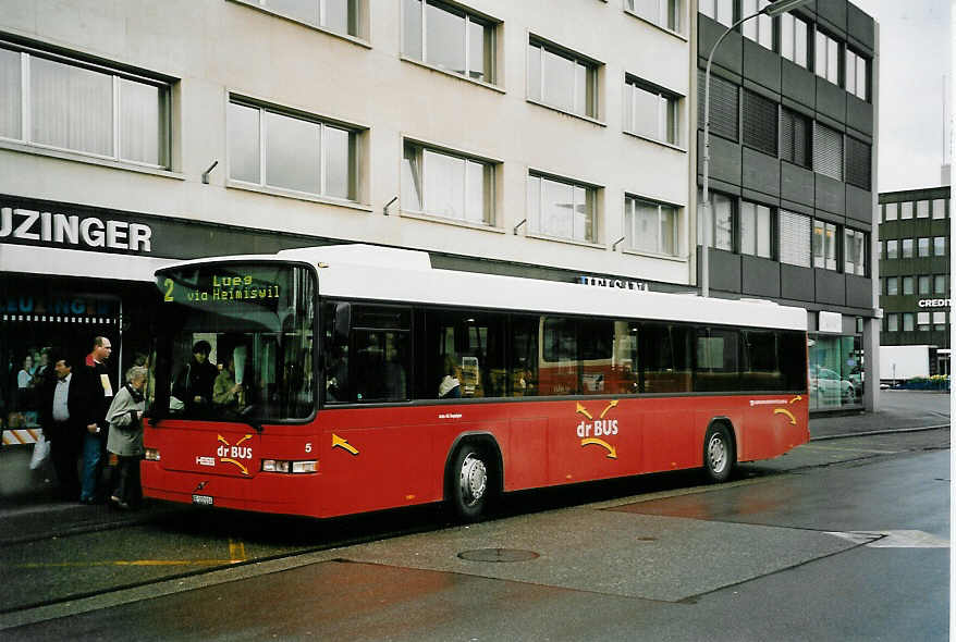 (052'905) - AAGK Koppigen - Nr. 5/BE 122'014 - Volvo/Hess am 15. April 2002 beim Bahnhof Burgdorf