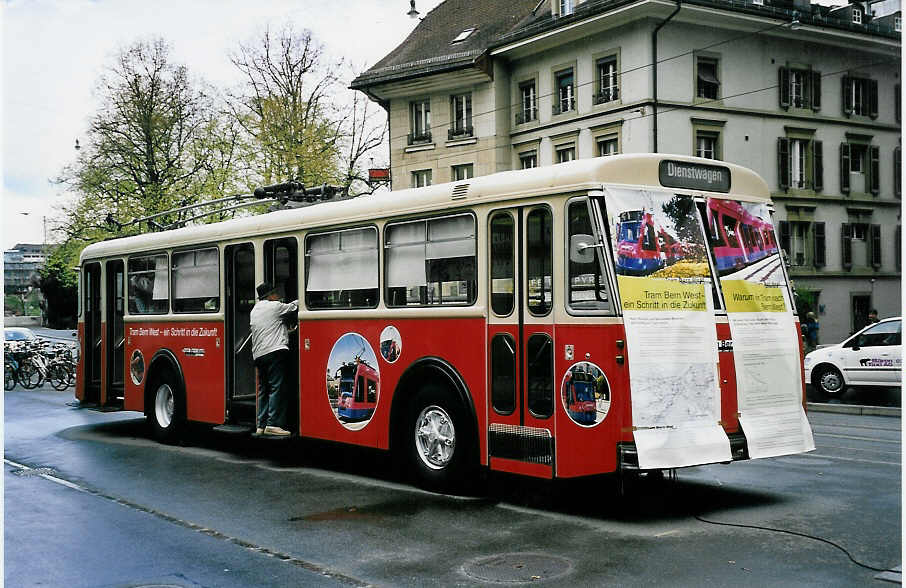 (053'203) - SVB Bern - Nr. 164/BE 113'164 - FBW/R&J am 20. April 2002 in Bern, Zytglogge (Enteiser; im Einsatz fr  Tram Bern West )