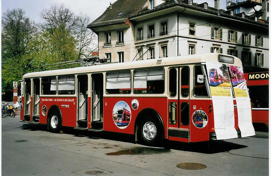 (053'207) - SVB Bern - Nr. 164/BE 113'164 - FBW/R&J am 20. April 2002 in Bern, Zytglogge (Enteiser; im Einsatz fr  Tram Bern West )