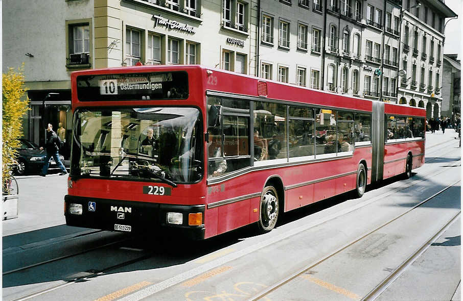 (053'209) - Bernmobil, Bern - Nr. 229/BE 513'229 - MAN am 20. April 2002 in Bern, Zytglogge