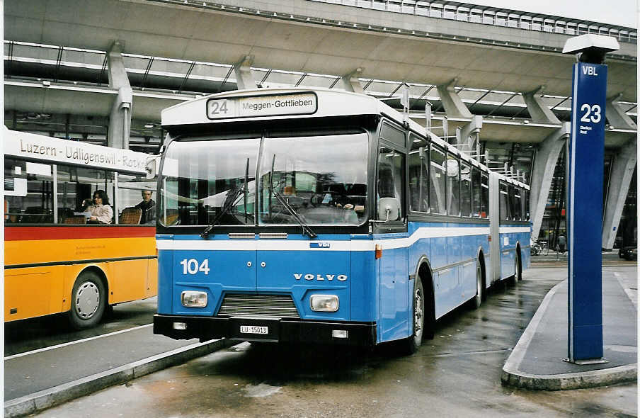 (053'223) - VBL Luzern - Nr. 104/LU 15'013 - Volvo/Hess am 25. April 2002 beim Bahnhof Luzern