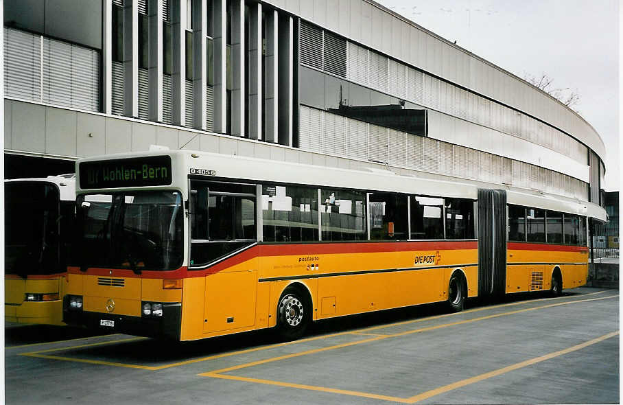 (053'419) - PTT-Regie - P 27'715 - Mercedes am 20. Mai 2002 in Bern, Postautostation