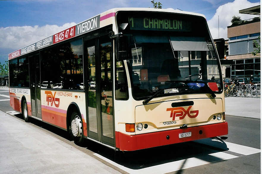 (053'429) - TPYG Yverdon - VD 1257 - Volvo/Berkhof am 20. Mai 2002 beim Bahnhof Yverdon