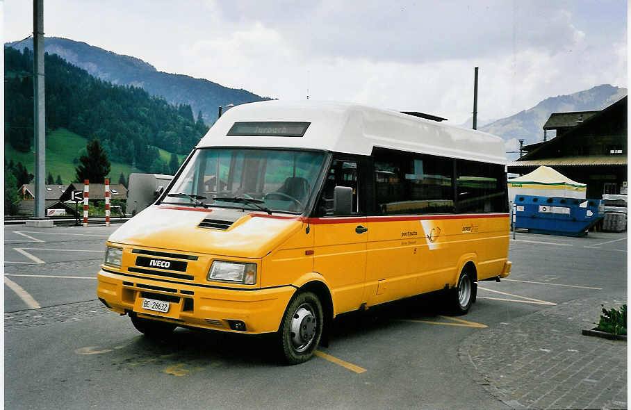 (053'608) - Kbli, Gstaad - BE 26'632 - Iveco am 2. Juni 2002 beim Bahnhof Gstaad