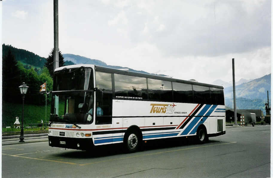 (053'609) - TourisCar, Genve - GE 96'032 - Van Hool am 2. Juni 2002 beim Bahnhof Gstaad