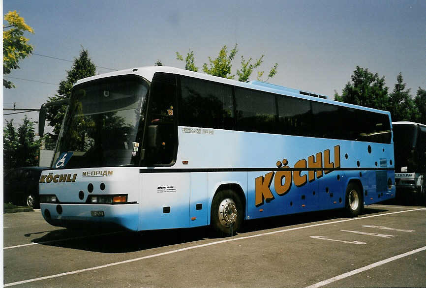 (054'210) - Kchli, Bachs - ZH 42'012 - Neoplan am 26. Juni 2002 iin Thun, Seestrasse