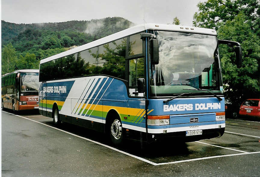 (054'318) - Aus England: Bakers Dolphin, Bristol - Nr. 10/Y 228 NYA - Volvo/Van Hool am 10. Juli 2002 in Thun, Seestrasse