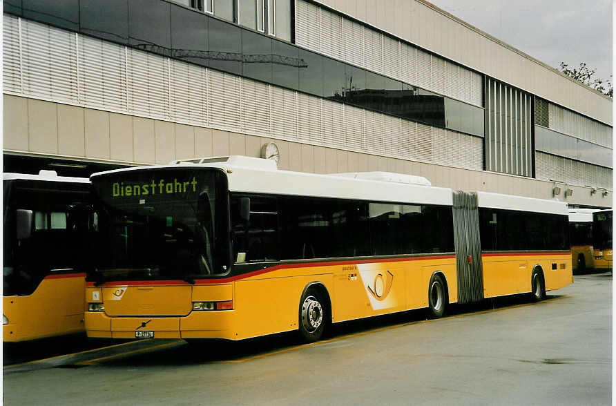 (054'323) - PTT-Regie - P 27'734 - Volvo/Hess am 13. Juli 2002 in Bern, Postautostation