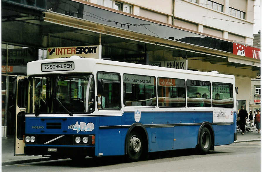 (054'416) - Binggeli, Studen - BE 20'044 - Volvo/FHS am 15. Juli 2002 beim Bahnhof Biel