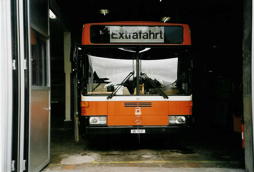(054'517) - AAGU Altdorf - Nr. 23/UR 9137 - Mercedes/R&J am 22. Juli 2002 in Altdorf, Garage