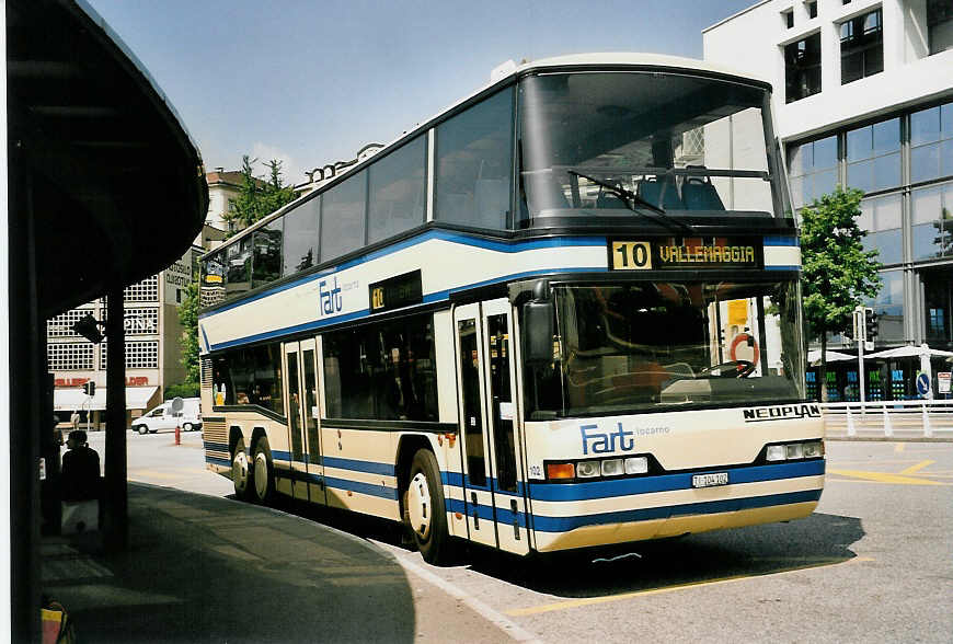 (054'813) - FART Locarno - Nr. 102/TI 104'102 - Neoplan am 23. Juli 2002 beim Bahnhof Locarno