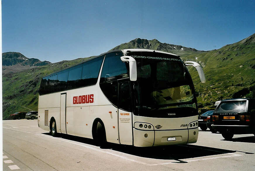 (054'824) - Bus Express, Lugano - TI 202'953 - Volvo/Ayats am 23. Juli 2002 auf dem Simplonpass