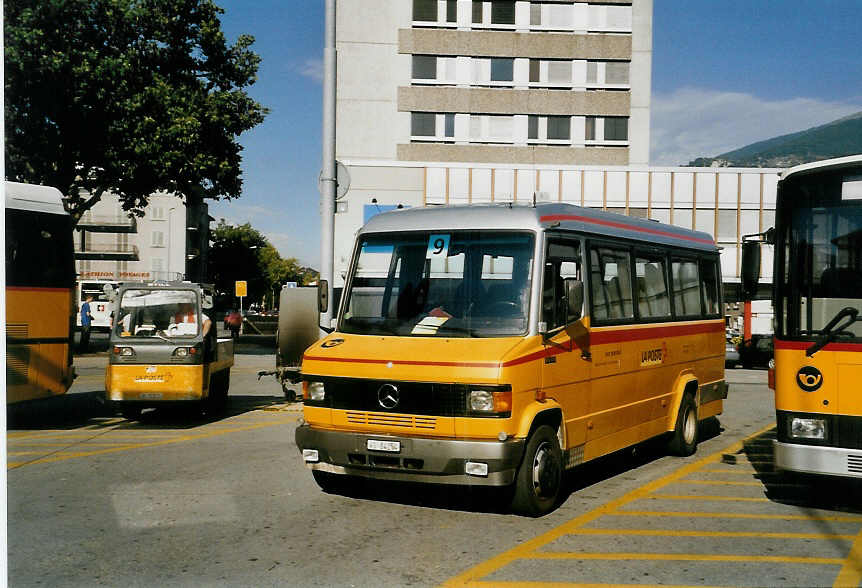 (054'906) - Rey, Ayent - VS 84'254 - Mercedes am 23. Juli 2002 beim Bahnhof Sion