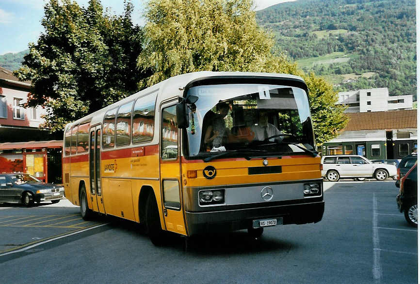 (054'909) - Rielle, Sion - VS 19'078 - Mercedes am 23. Juli 2002 beim Bahnhof Sion