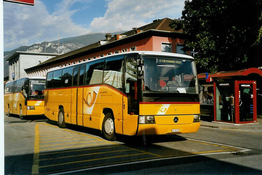 (054'917) - Rielle, Sion - VS 60'238 - Mercedes am 23. Juli 2002 beim Bahnhof Sion