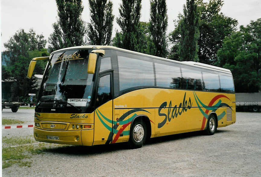 (055'016) - Aus England: Slacks, Matlock - Y 803 YBC - Plaxton/Iveco am 26. Juli 2002 in Thun, Lachenwiese