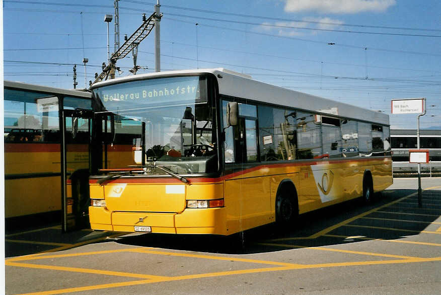 (055'119) - Schuler, Feusisberg - SZ 69'121 - Volvo/Hess am 27. Juli 2002 beim Bahnhof Pfffikon