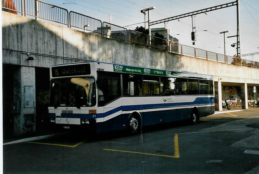 (055'202) - ZVB Zug - Nr. 51/ZG 51'151 - Mercedes am 27. Juli 2002 beim Bahnhof Zug (prov. Haltestelle)