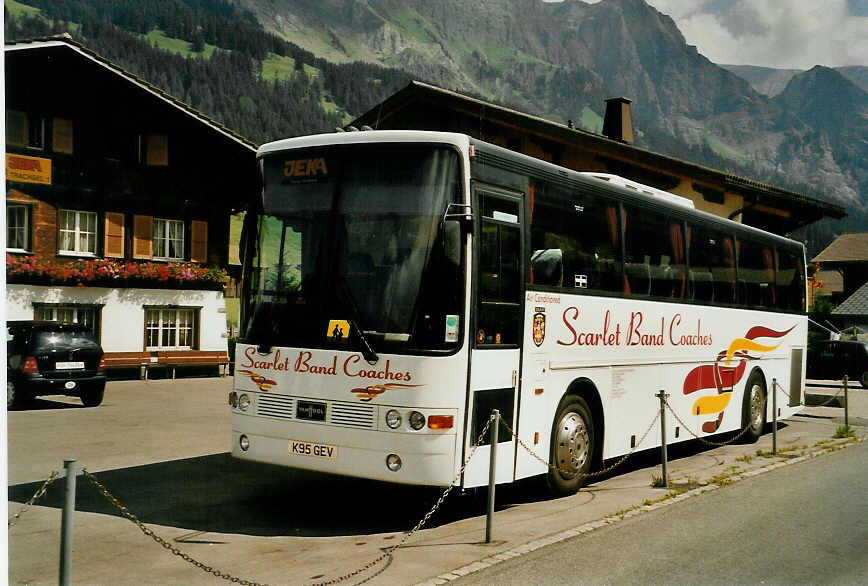 (055'228) - Aus England: Scarlet, West Cornforth - K95 GEV - Van Hool am 29. Juli 2002 in Adelboden, Boden 