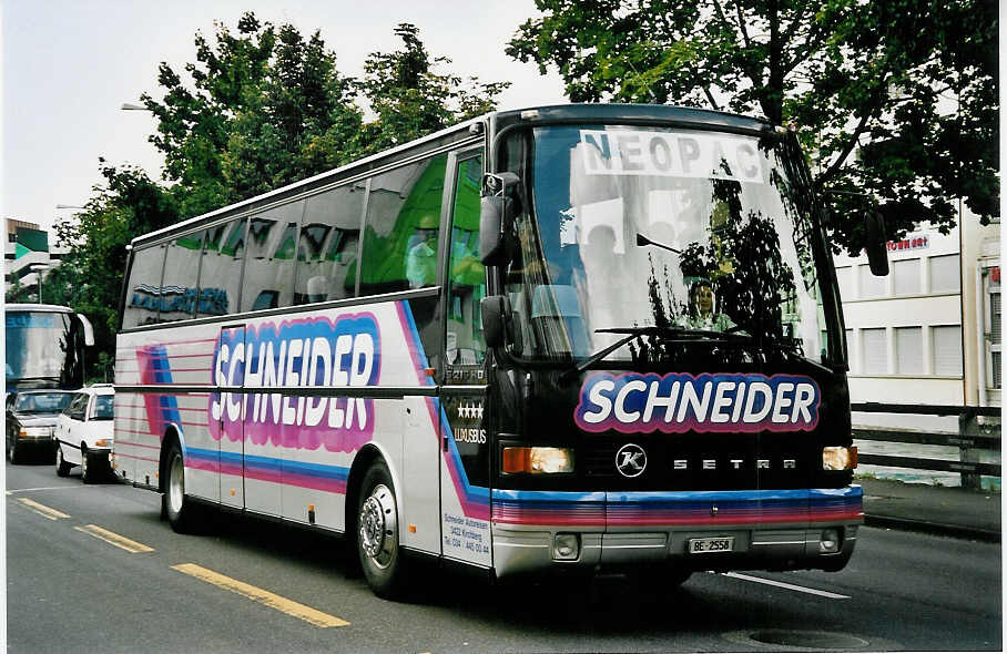 (055'420) - Schneider, Kirchberg - BE 2558 - Setra am 24. August 2002 in Thun, Aarestrasse