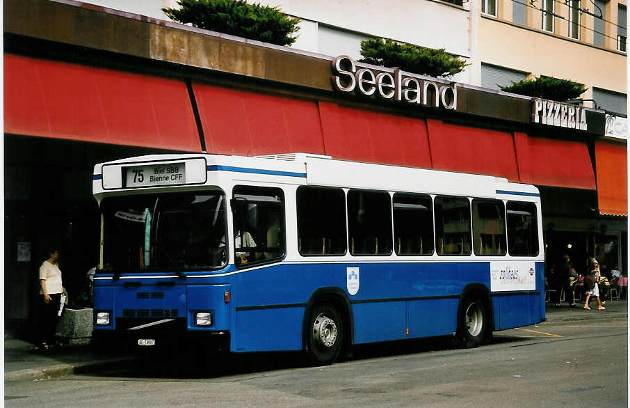 (055'825) - Binggeli, Studen - BE 73'987 - Volvo/Lauber (ex SBC Chur Nr. 16; ex Roth, Chur Nr. 29) am 31. August 2002 beim Bahnhof Biel