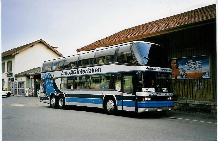 (055'836) - AAGI Interlaken - Nr. 11/BE 472'572 - Neoplan am 31. August 2002 beim Bahnhof Kerzers