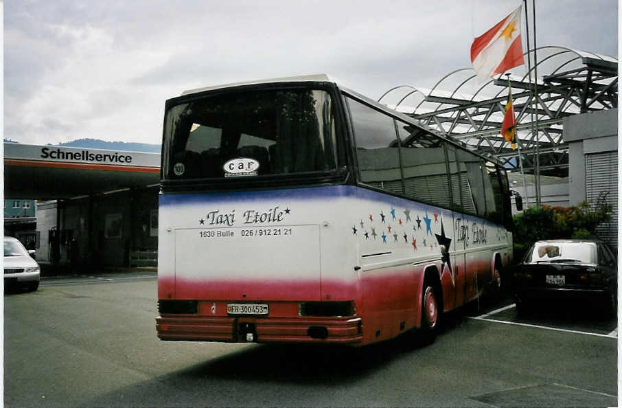 (055'932) - Taxi Etoile, Bulle - FR 300'453 - Drgmller am 8. September 2002 in Tun, Stadiongarage