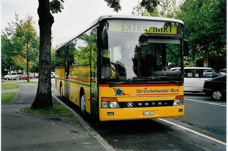(056'033) - AVG Grindelwald - Nr. 16/BE 28'821 - Setra am 16. September 2002 in Thun, Lachen