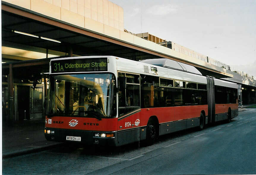 (056'408) - Wiener Linien - Nr. 8134/W 8134 LO - Grf/Steyr am 7. Oktober 2002 in Wien, Kagran