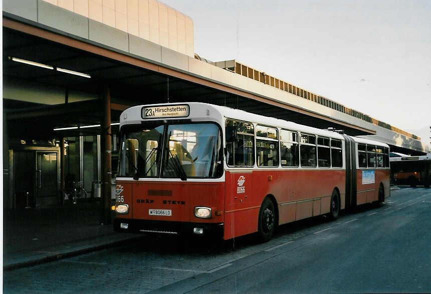 (056'414) - Wiener Linien - Nr. 8066/W 8066 LO - Grf/Steyr am 7. Oktober 2002 in Wien, Kagran