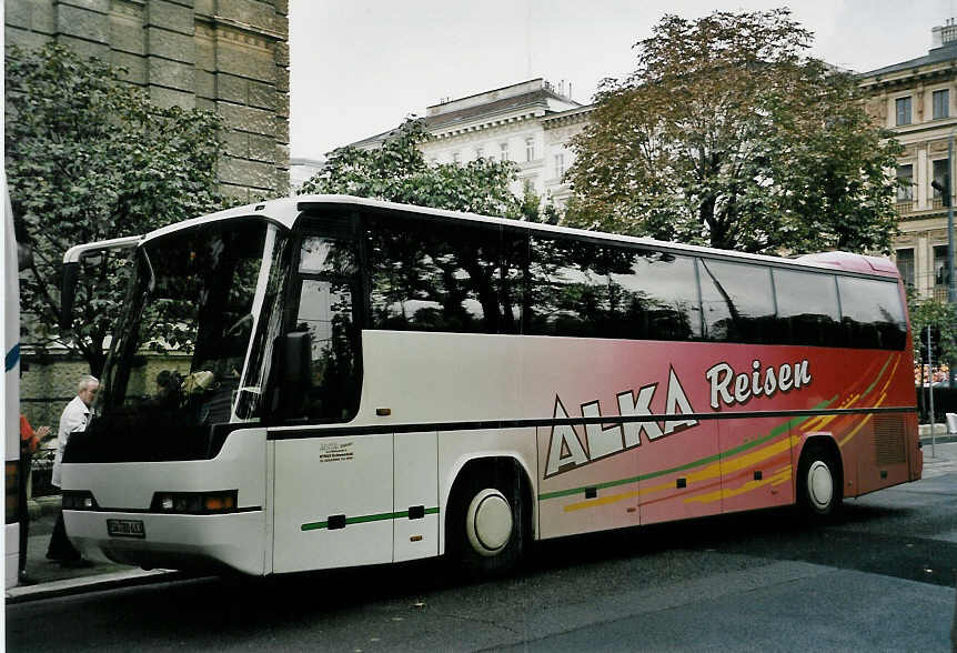 (056'435) - Aus Deutschland: ALKA-Reisen, Schwanfeld - SW-DD 613 - Neoplan am 8. Oktober 2002 in Wien, Burgring