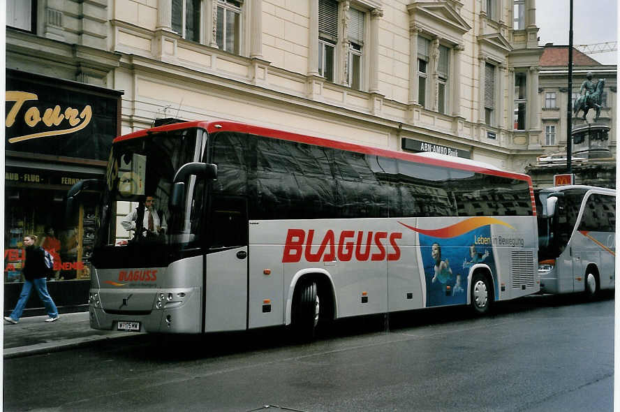 (056'504) - Blaguss, Wien - W 175 MW - Volvo am 8. Oktober 2002 in Wien, Oper
