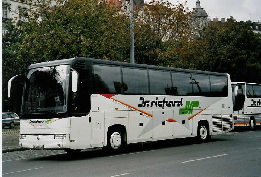 (056'510) - Dr. Richard - Nr. R5014/W 2065 LO - Renault am 8. Oktober 2002 in Wien, Schwedenplatz