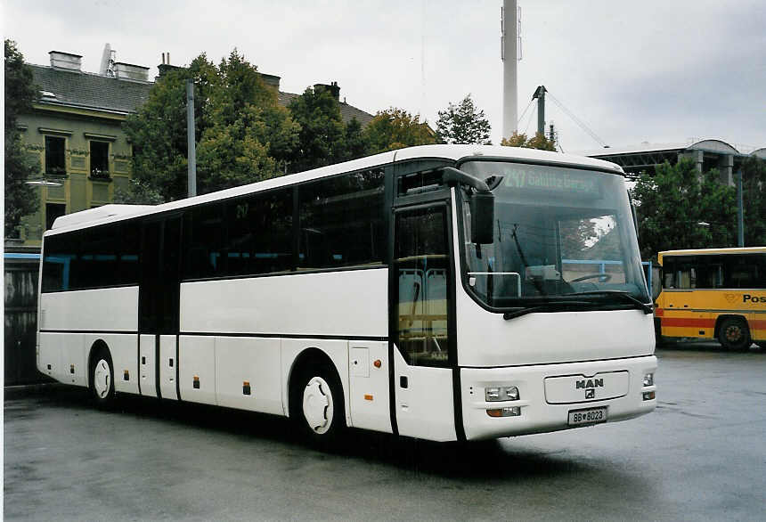(056'525) - Bundesbus - BB 8023 - MAN am 8. Oktober 2002 in Wien, Htteldorf