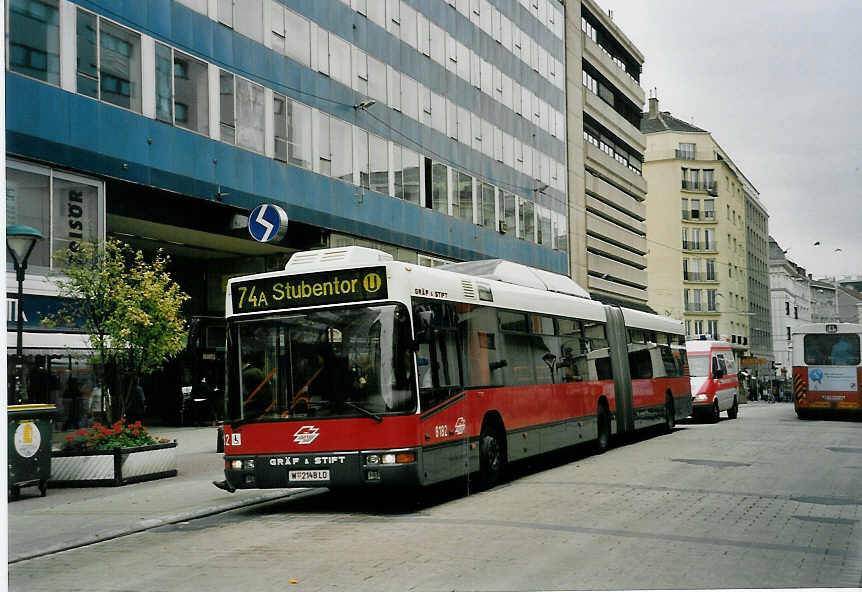 (056'611) - Wiener Linien - Nr. 8182/W 2148 LO - Grf&Stift am 9. Oktober 2002 in Wien, Landstrasse