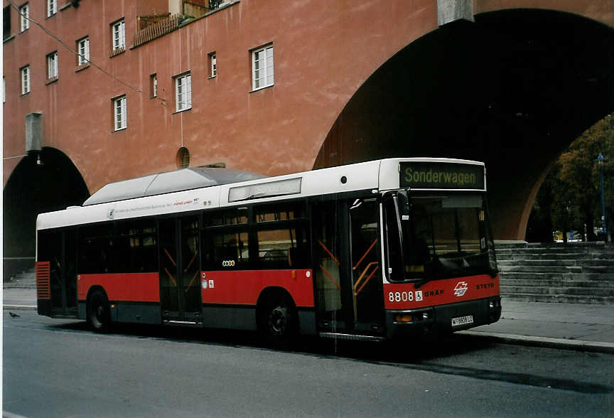 (056'615) - Wiener Linien - Nr. 8808/W 8808 LO - Graf/Steyr am 9. Oktober 2002 in Wien, Heiligenstadt