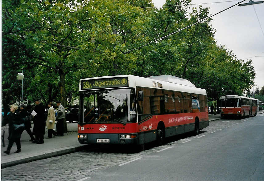 (056'619) - Wiener Linien - Nr. 8828/W 8828 LO - Grf/Steyr am 9. Oktober 2002 in Wien, Heiligenstadt