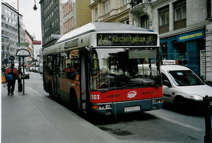 (056'727) - Wiener Linien - Nr. 8303/W 8303 LO - Grf/Steyr am 9. Oktober 2002 in Wien, Schwedenplatz