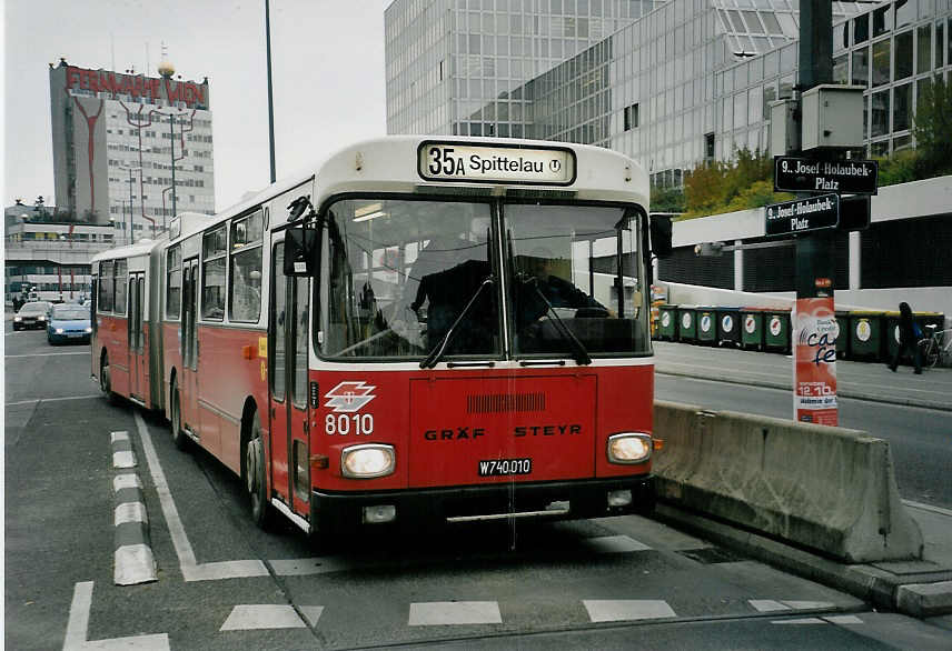 (056'822) - Wiener Linien - Nr. 8010/W 740'010 - Grf/Steyr am 10. Oktober 2002 in Wien, Spittelau