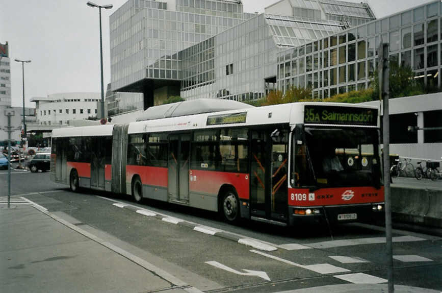 (056'825) - Wiener Linien - Nr. 8109/W 8109 LO - Grf/Steyr am 10. Oktober 2002 in Wien, Spittelau