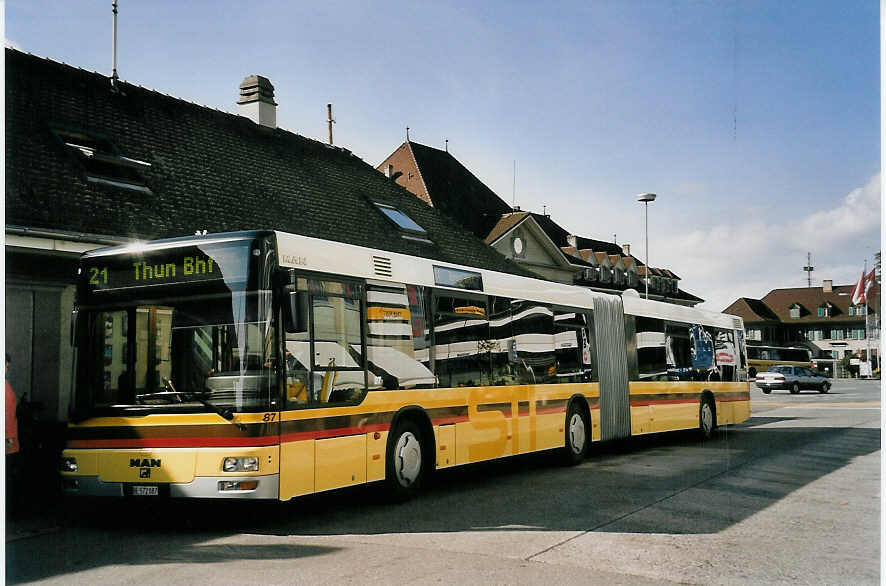 (056'933) - STI Thun - Nr. 87/BE 572'087 - MAN am 13. Oktober 2002 beim Bahnhof Thun