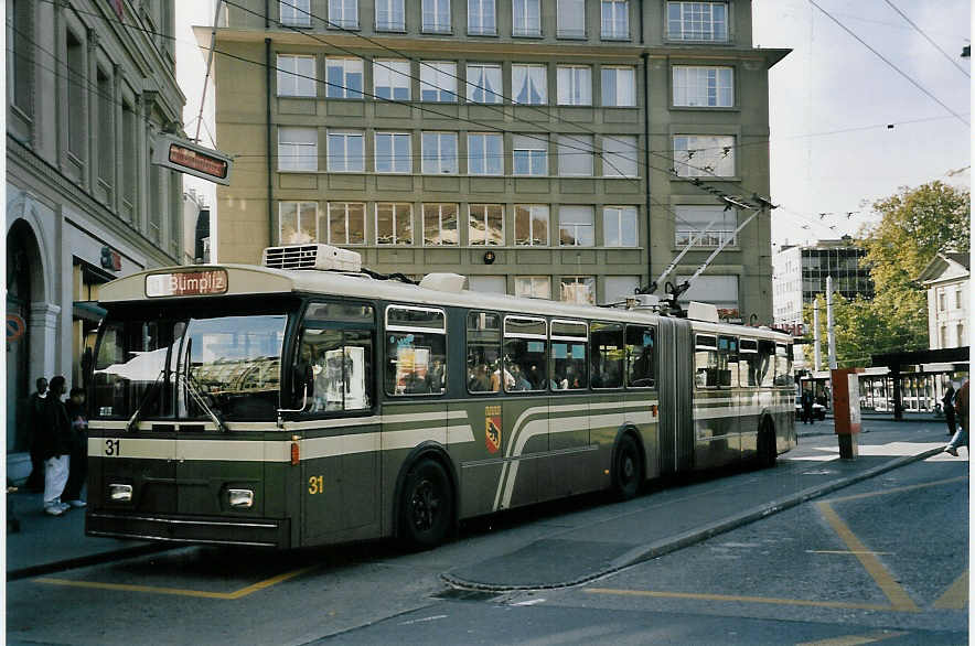 (056'935) - SVB Bern - Nr. 31 - FBW/Hess Gelenktrolleybus am 13. Oktober 2002 beim Bahnhof Bern
