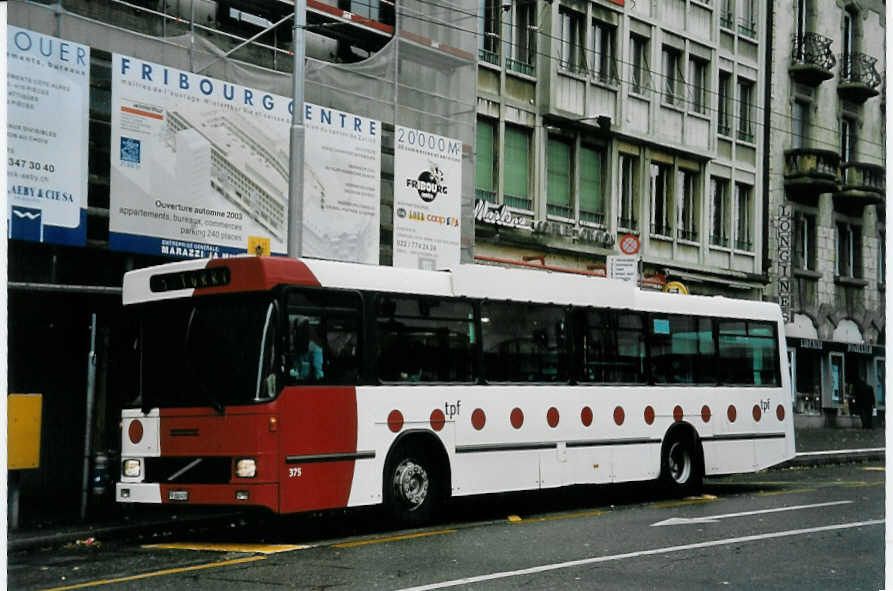 (057'233) - TPF Fribourg - Nr. 375/FR 300'418 - Volvo/Hess (ex TF Fribourg Nr. 75) am 3. November 2002 beim Bahnhof Fribourg